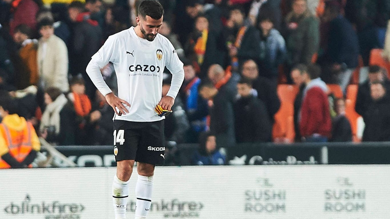 José Luis Gayá: Der Verteidiger des FC Valencia schaut zu Boden.