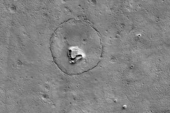 Die Aufnahme zeigt Strukturen auf dem Mars, die wie ein Gesicht eines Bären aussehen.