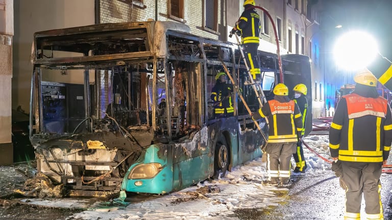 Linienbus brennt in Frankfurt