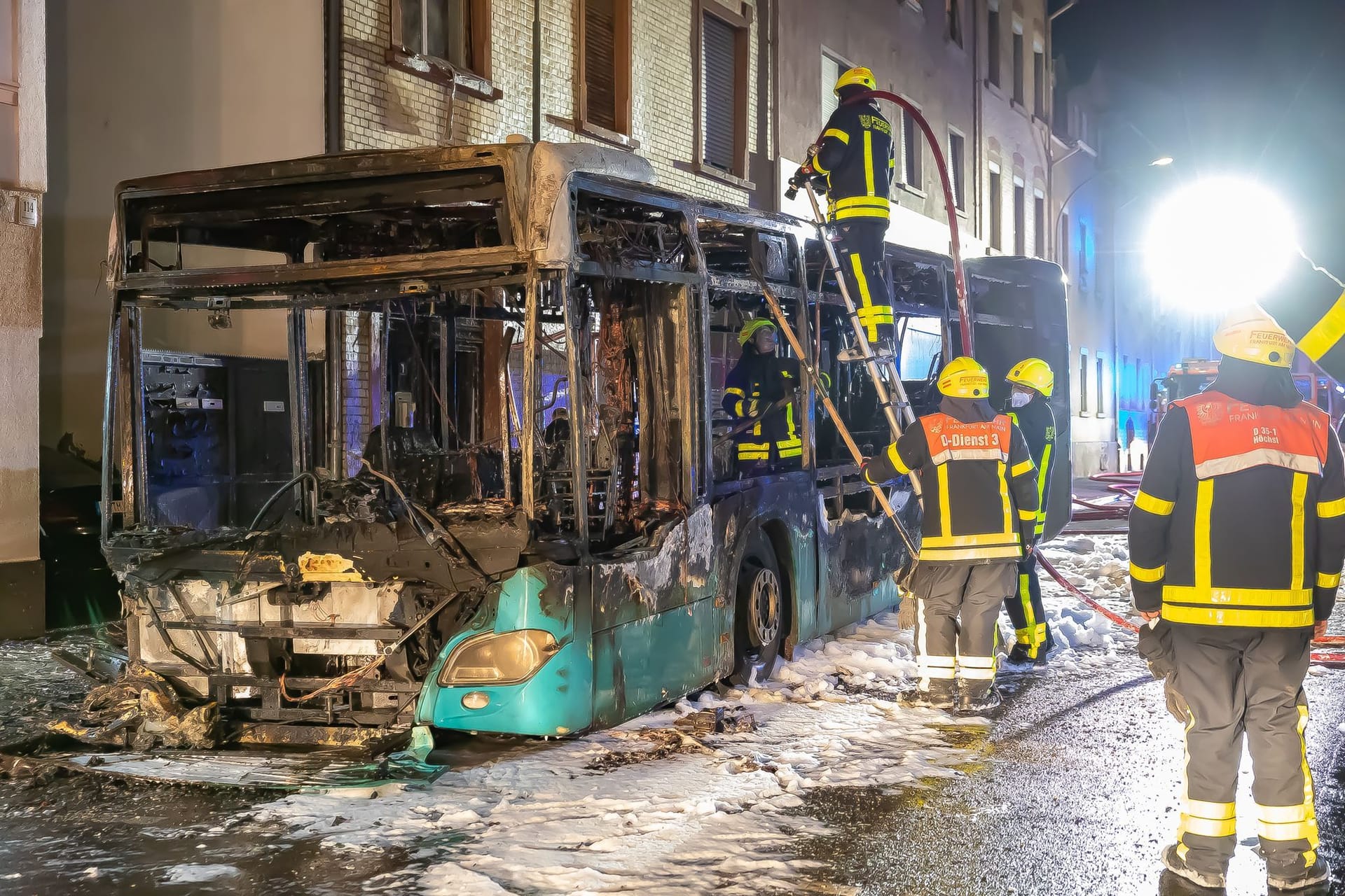 Linienbus brennt in Frankfurt