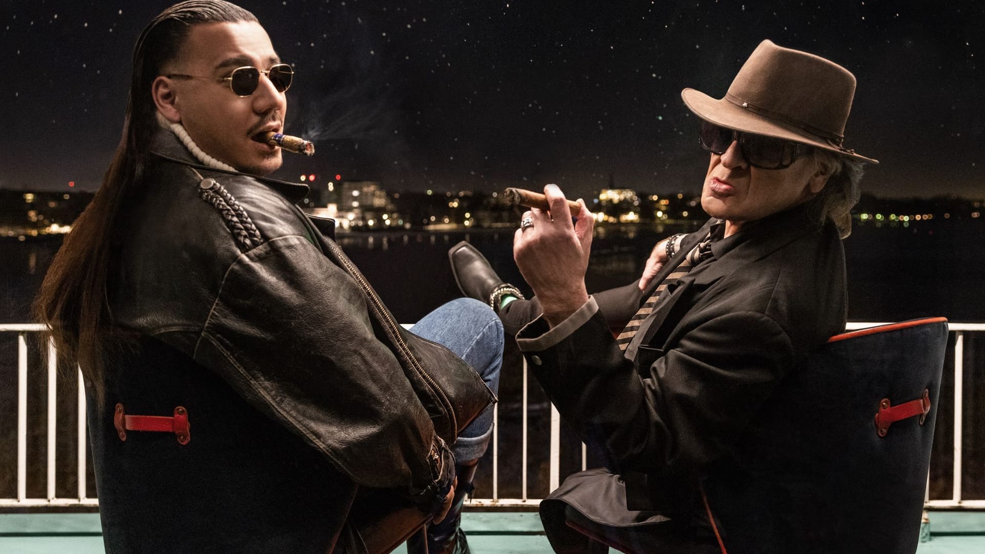 Apache 207 (l.) und Udo Lindenberg sitzen nebeneinander: Die beiden Hit-Musiker haben erstmals miteinander einen Song aufgenommen.