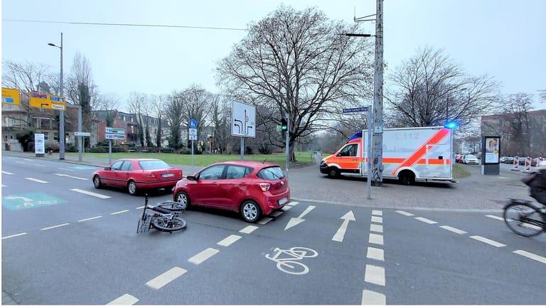 Der Martin-Luther-Ring in Leipzig am Donnerstagmorgen: Mit einem Rettungswagen wird die verletzte Frau ins Krankenhaus gebracht.