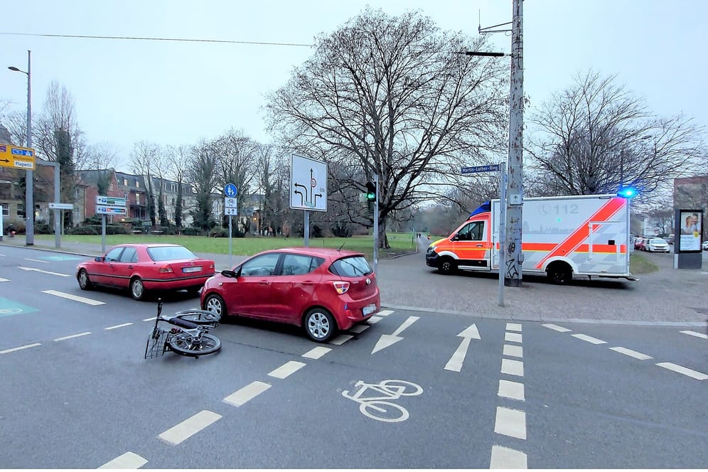Der Martin-Luther-Ring in Leipzig am Donnerstagmorgen: Mit einem Rettungswagen wird die verletzte Frau ins Krankenhaus gebracht.