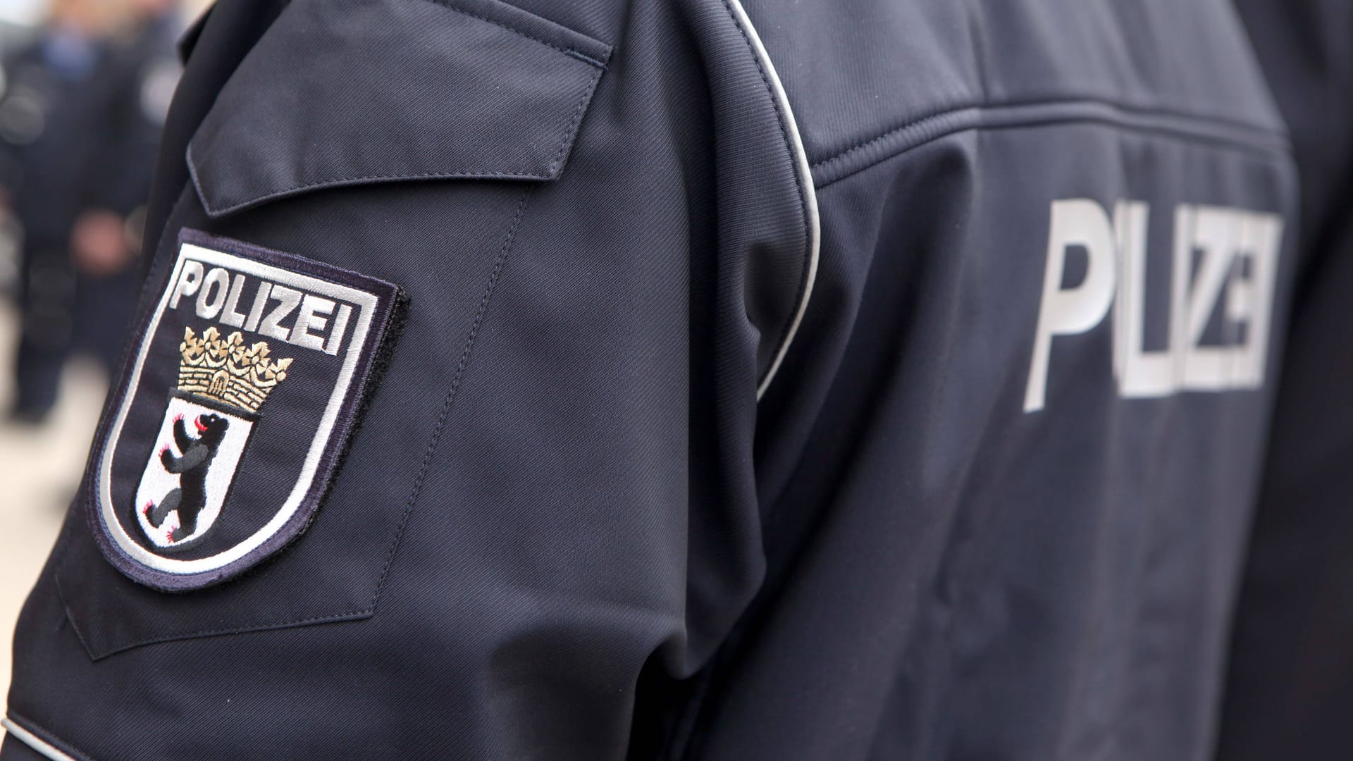 Uniform der Polizei Berlin (Symbolbild): Am Sonntag wurden Einsatzkräfte in einem U-Bahnhof von zwei Frauen angegriffen. Uniform der Polizei Berlin (Symbolbild): Am Sonntag wurden Einsatzkräfte in einem U-Bahnhof von zwei Frauen angegriffen.