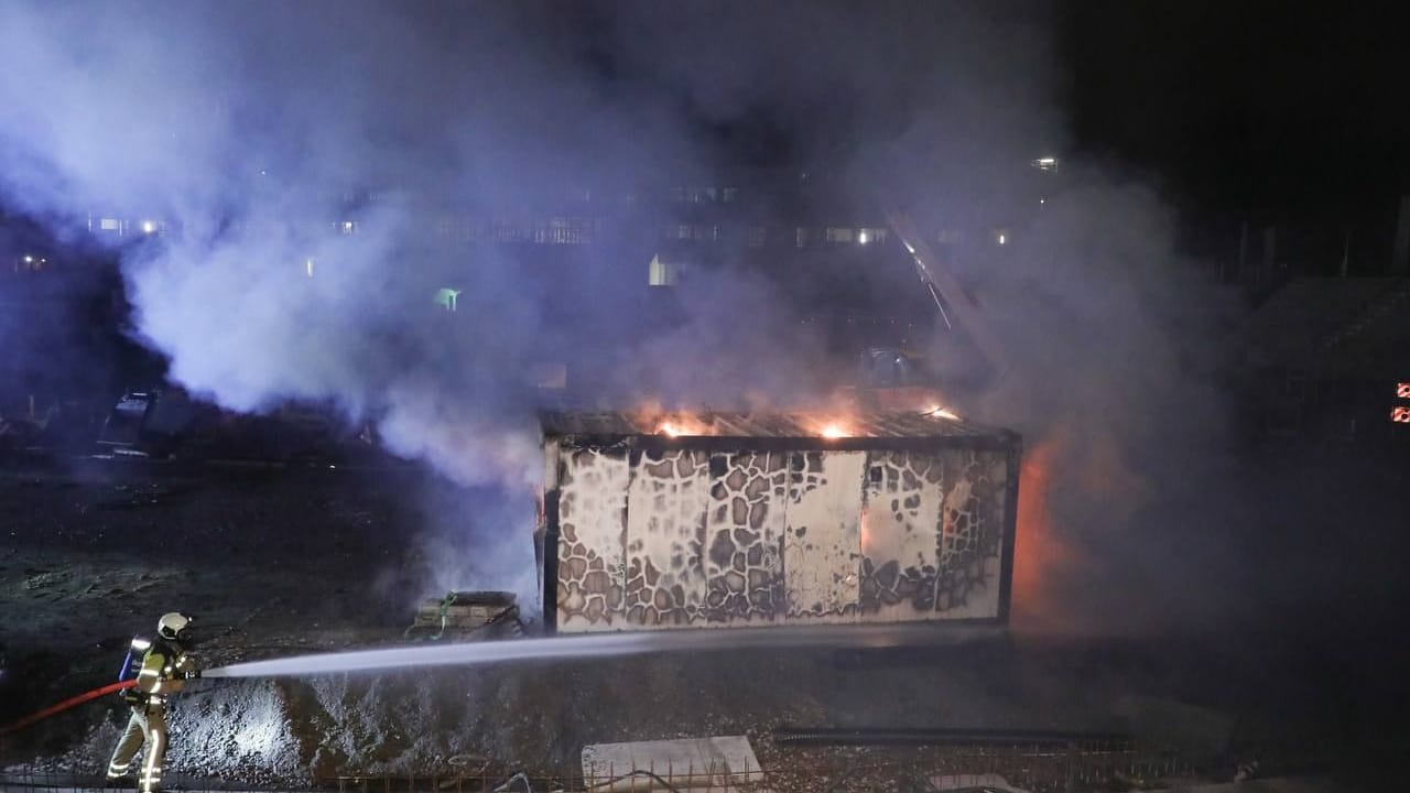 Gegen 1.50 Uhr ist ein Baucontainer in Flammen aufgegangen.