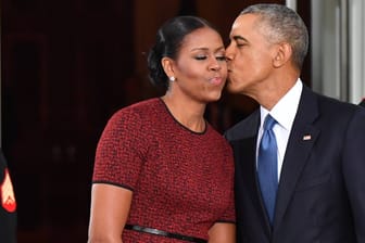 Barack Obama gibt seiner Frau Michelle einen Kuss (Archivbild): Das Paar ist seit über 30 Jahren zusammen.