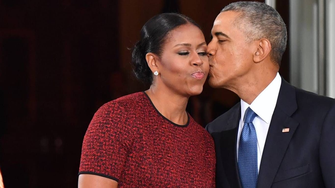 Barack Obama gibt seiner Frau Michelle einen Kuss (Archivbild): Das Paar ist seit über 30 Jahren zusammen.