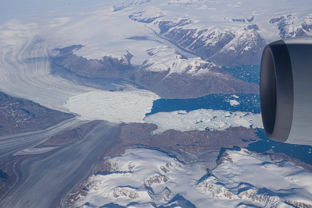 Blick aus einem Flugzeug auf Grönland (Symbolfoto): Die Lufthansa-Maschine musste umkehren.
