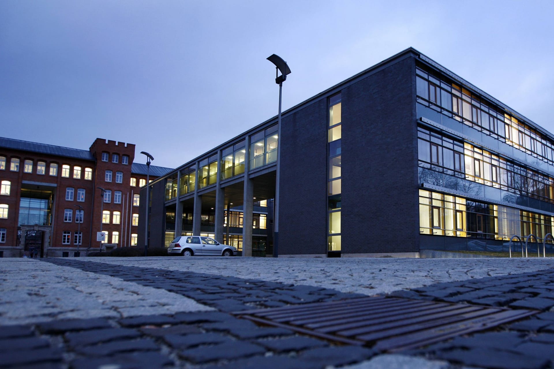 Das Landgericht Meiningen (Symbolbild): Das thüringische Dienstgericht für Richter suspendierte einen Familienrichter vorläufig, der Coronamaßnahmen an Schulen aufgehoben hatte.