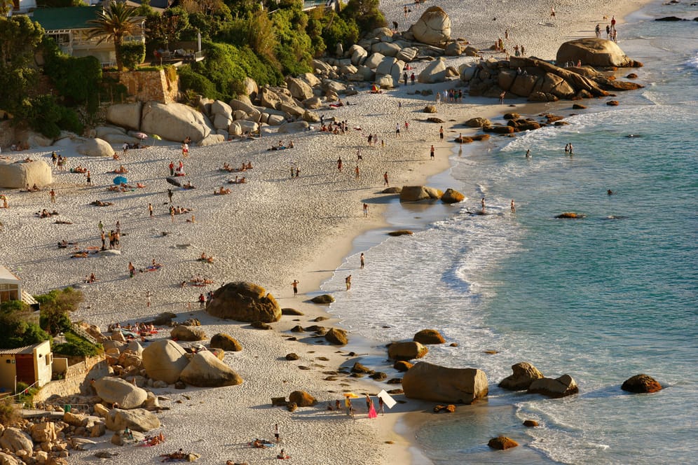 Der Clifton-Strand in Kapstadt (Archivbild): Hier wurden zwei Badegäste von einer jungen Robbe gebissen.