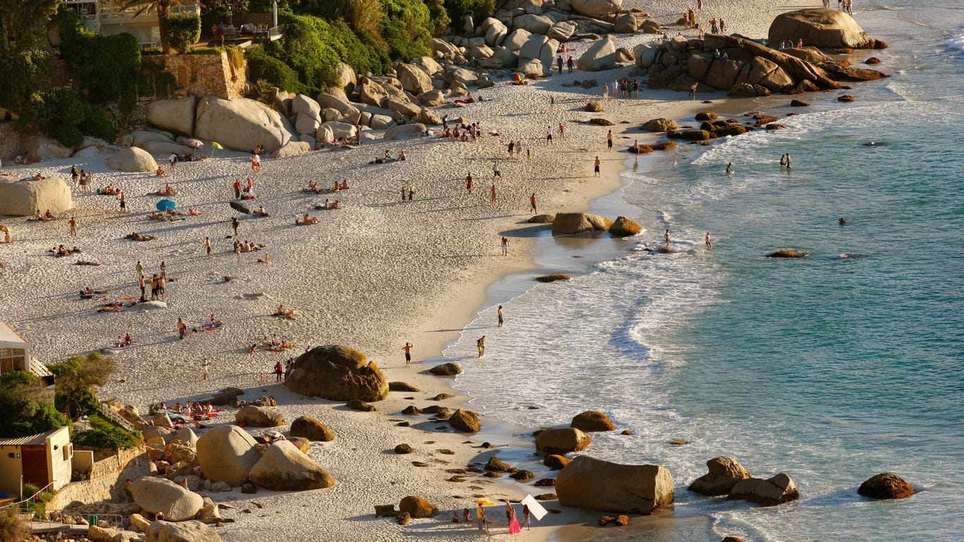 Der Clifton-Strand in Kapstadt (Archivbild): Hier wurden zwei Badegäste von einer jungen Robbe gebissen.