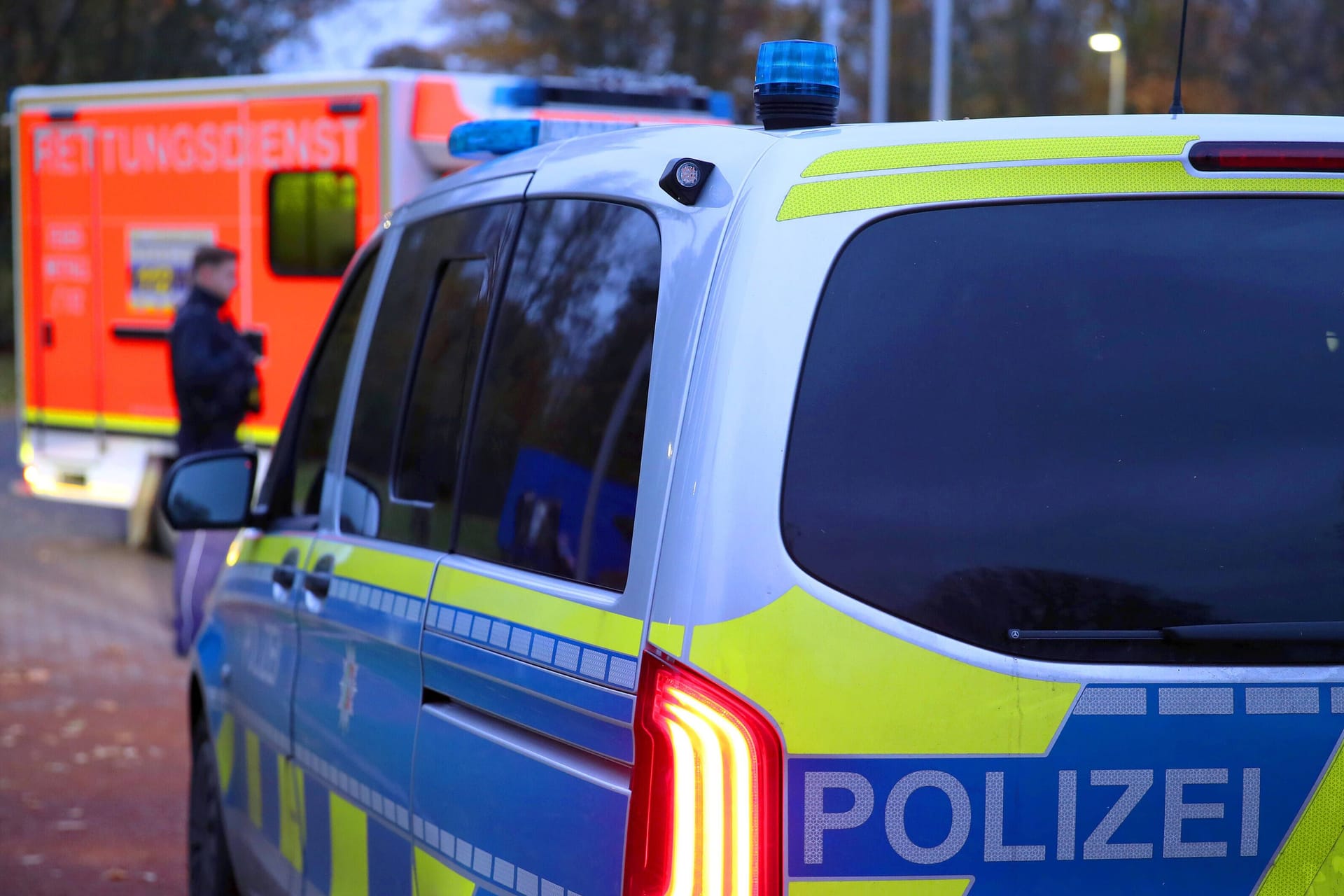 Polizeiauto im Einsatz (Symbolfoto): Die Ursache für die Explosion in Haßloch ist noch unklar.