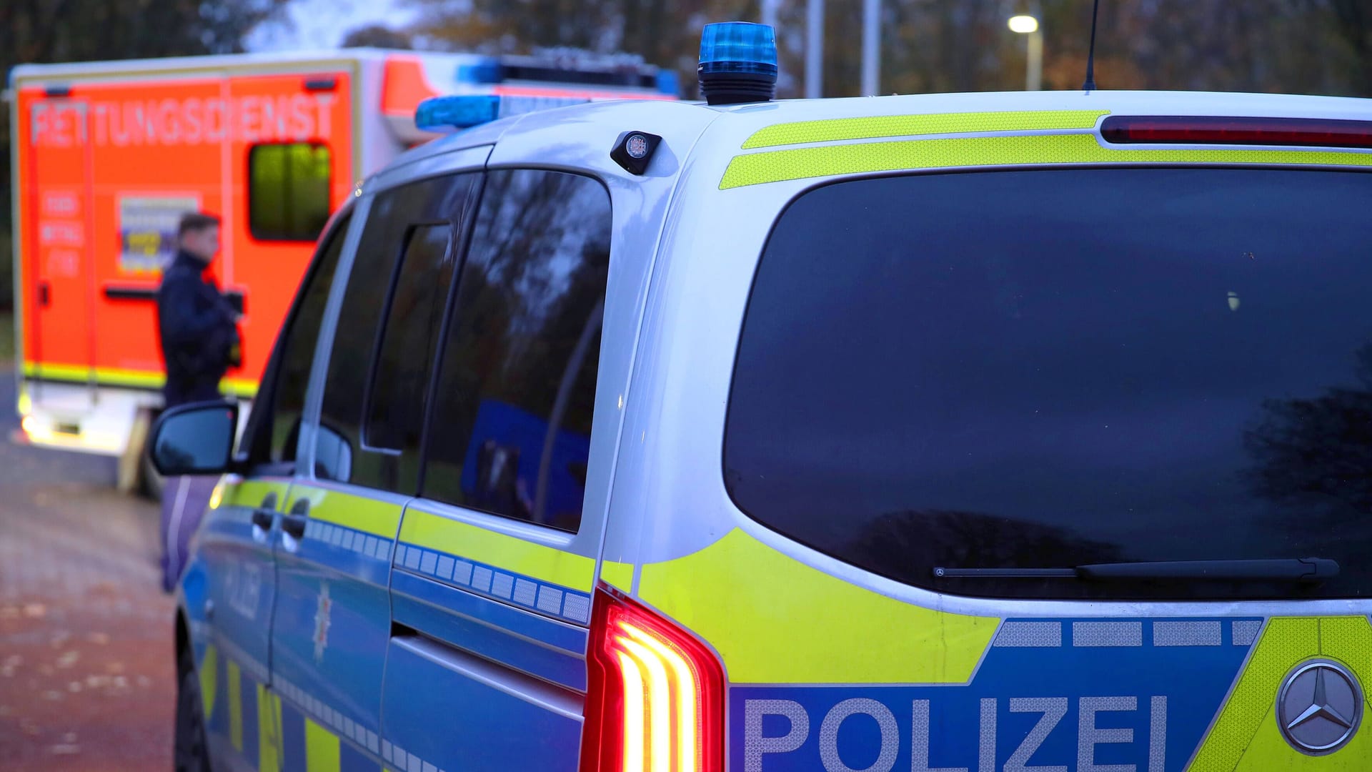 Polizeiauto im Einsatz (Symbolfoto): Die Ursache für die Explosion in Haßloch ist noch unklar.