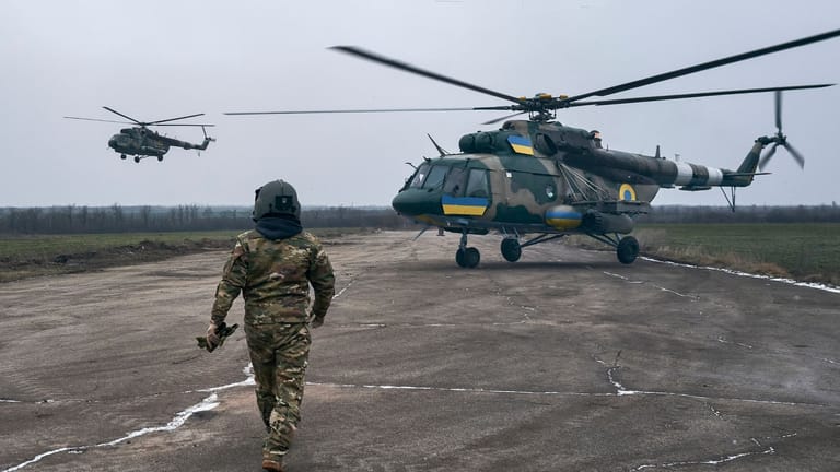 Ein ukrainischer Militärflugplatz in Cherson nahe der Frontlinie: Trotz schwerster Kämpfe im Osten der Ukraine sieht Präsident Selenskyj kein Durchkommen für die russischen Angreifer.