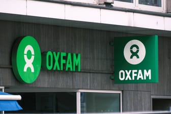 Schriftzug von Oxfam (Symbolbild): Die Hilfsorganisation prangert die immer weiter auseinander gehende Schere zwischen Arm und Reich an.