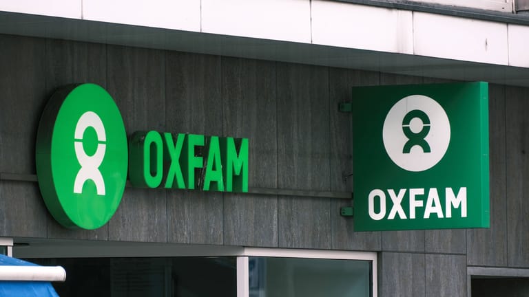 Schriftzug von Oxfam (Symbolbild): Die Hilfsorganisation prangert die immer weiter auseinander gehende Schere zwischen Arm und Reich an.