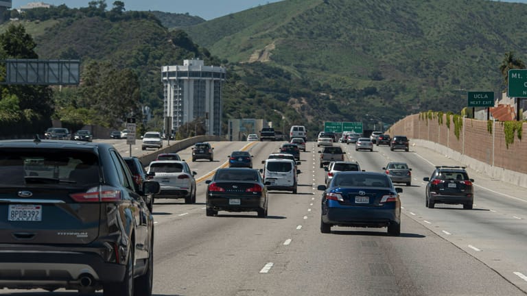 Freeway bei Los Angeles (Archiv): Am Mittwochmorgen hat ein Tesla-Fahrer ein anderes Fahrzeug mit einer Schlagwaffe attackiert.