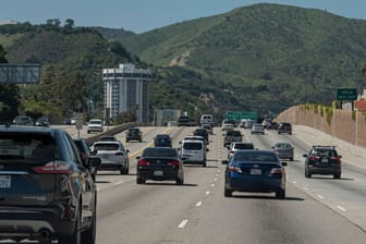 Freeway bei Los Angeles (Archiv): Am Mittwochmorgen hat ein Tesla-Fahrer ein anderes Fahrzeug mit einer Schlagwaffe attackiert.
