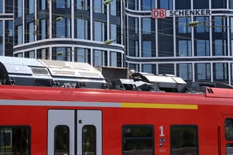 Eine Regionalbahn steht vor der Zentrale der DB Schenker in Essen (Symbolbild): In NRW sind am Wochenende vermehrt Züge durch das Ziehen der Notbremse gestoppt worden.