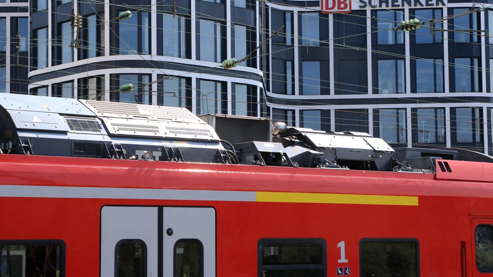 Eine Regionalbahn steht vor der Zentrale der DB Schenker in Essen (Symbolbild): In NRW sind am Wochenende vermehrt Züge durch das Ziehen der Notbremse gestoppt worden.