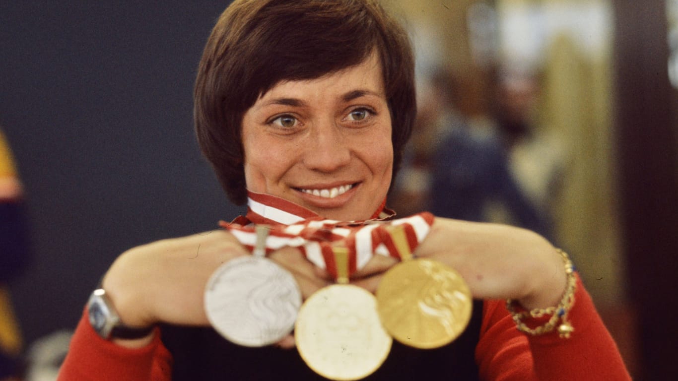 Rosi Mittermaier mit ihren Olympischen Medaillen: In Innsbruck wurde die Skirennläuferin zur Legende.