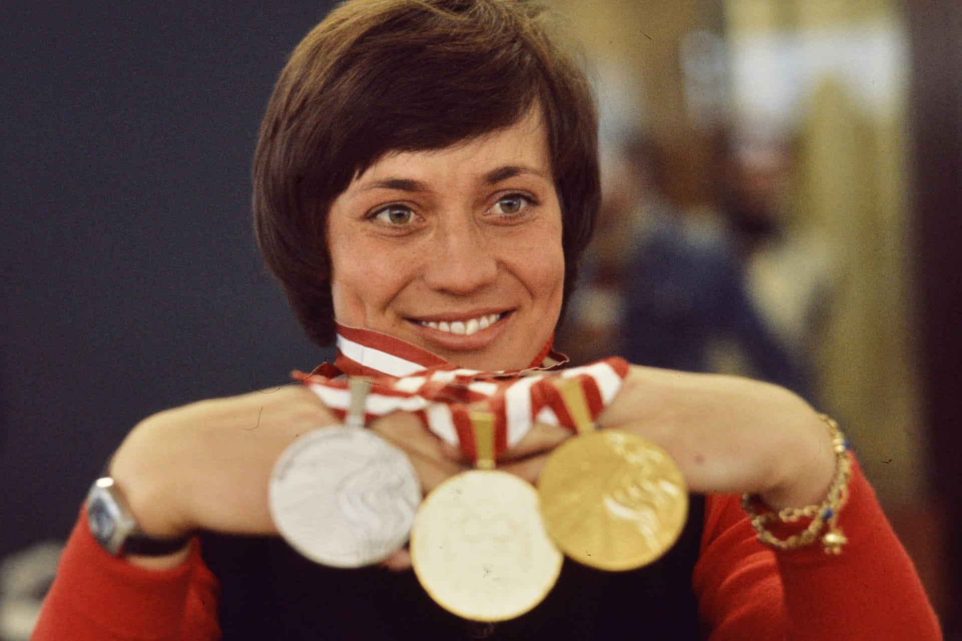 Rosi Mittermaier mit ihren Olympischen Medaillen: In Innsbruck wurde die Skirennläuferin zur Legende.