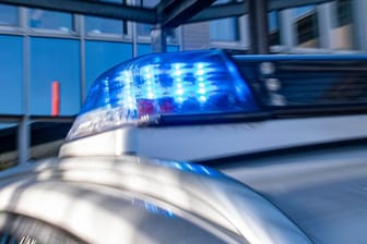 Blaulicht auf einem Polizeiwagen (Symbolfoto): Im Landkreis Straubing-Bogen wurden mutmaßlich menschliche Knochen gefunden.
