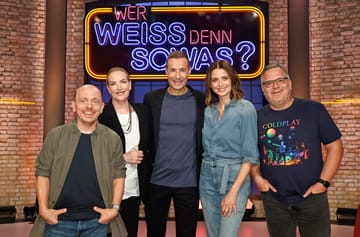 Tatjana Patitz (zweite v. l.) mit Bernhard Hoecker, Kai Pflaume, Eva Padberg und Elton (v. l.) in der ARD-Show "Wer weiß denn sowas?".