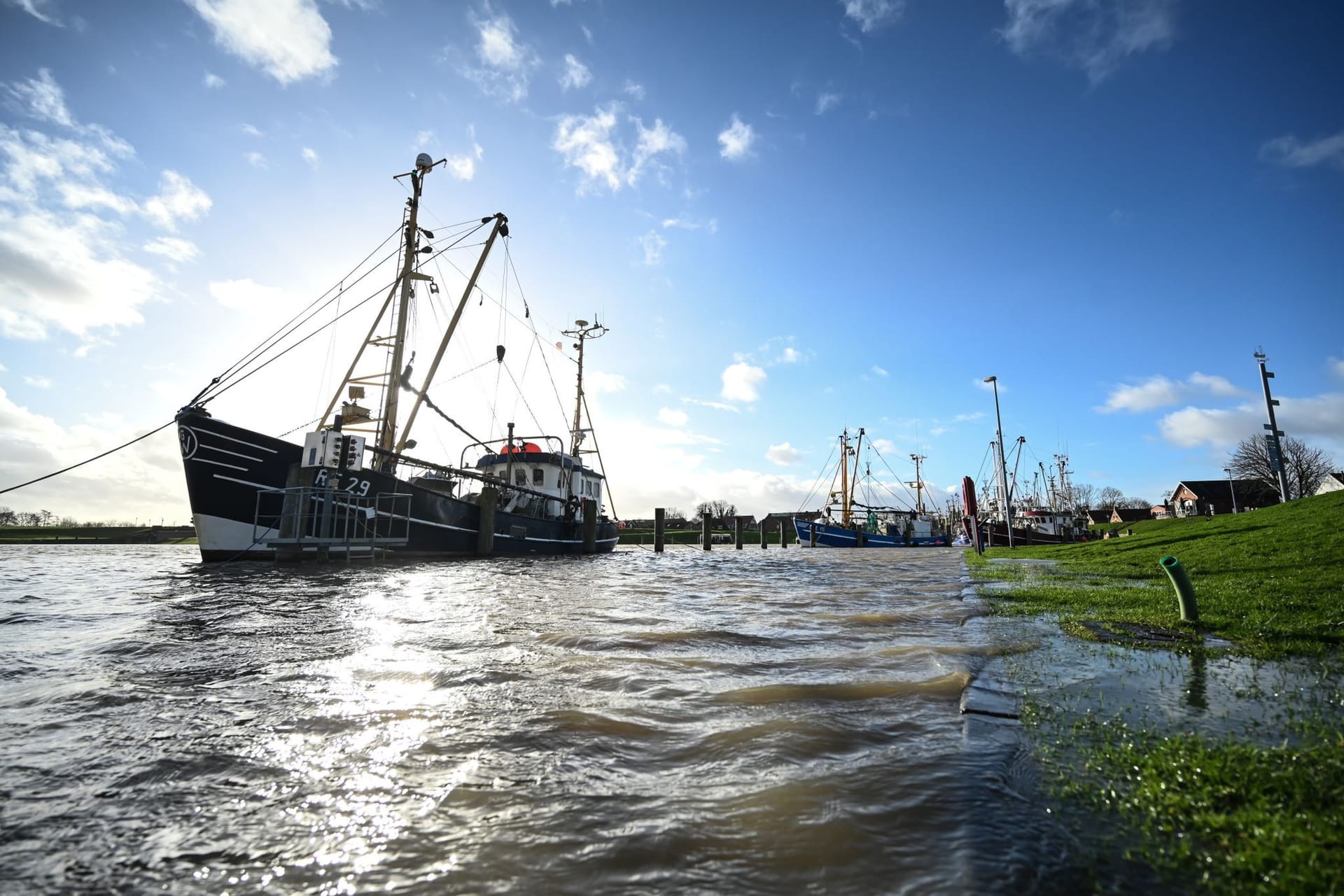 An der Nordsee war es der Sturm, der am Sonntag das Wasser über die Ufer treten ließ. Im Binnenland machen eher die Nebenarme der Weser zu schaffen.