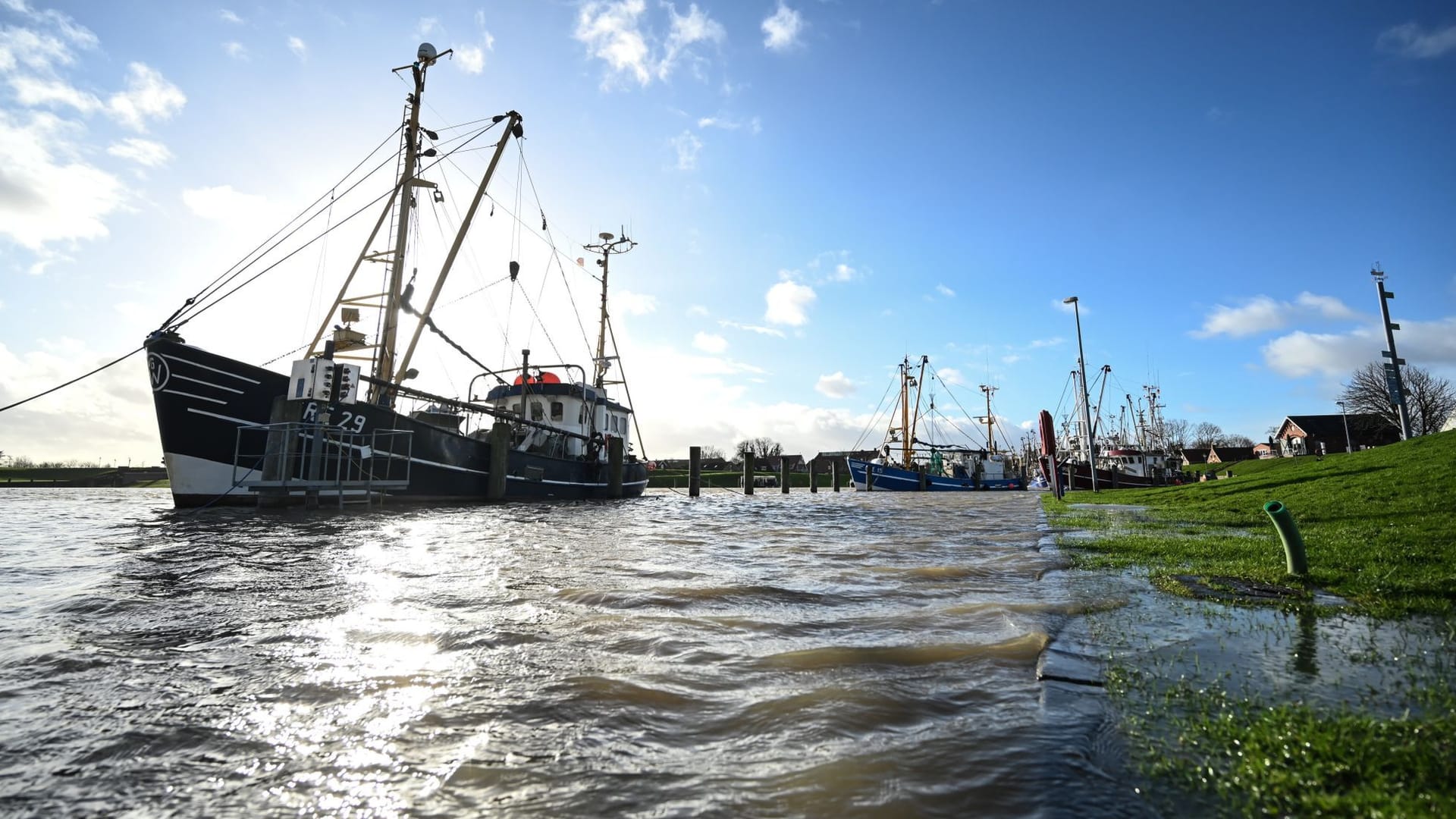 An der Nordsee war es der Sturm, der am Sonntag das Wasser über die Ufer treten ließ. Im Binnenland machen eher die Nebenarme der Weser zu schaffen.