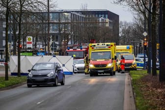 Einsatzkräfte sichern Spuren des Unfalls an einer Bushaltestelle vor der Universität Bremen.