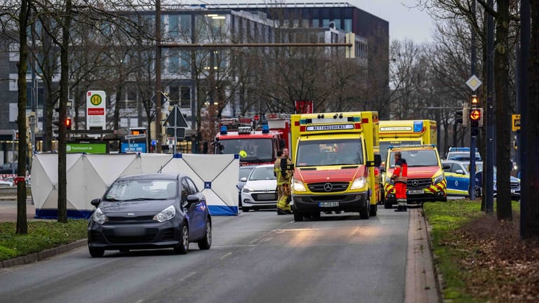 Einsatzkräfte sichern Spuren des Unfalls an einer Bushaltestelle vor der Universität Bremen.
