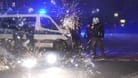 Polizeibeamte stehen hinter explodierendem Feuerwerk: In Hamburg will man die Silvesterkrawalle schnell aufarbeiten.