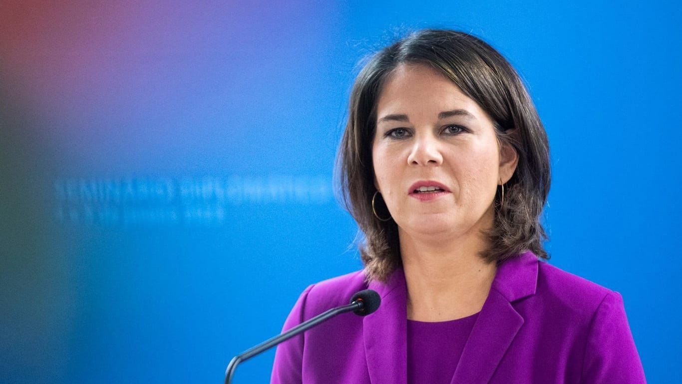 Annalena Baerbock (Bündnis 90/Die Grünen): Die deutsche Außenministerin will in London über weitere Ukraine-Unterstützung beraten.