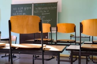 Leeres Klassenzimmer mit hochgestellten Stühlen: Im bevölkerungsreichsten Bundesland Nordrhein-Westfalen fehlen die meisten Lehrerinnen und Lehrer.