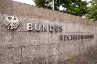 Eingang des Bundesrechnungshof in Bonn (Archivbild): Hat der Bund eine Kostenexplosion fahrlässig herbeigeführt?