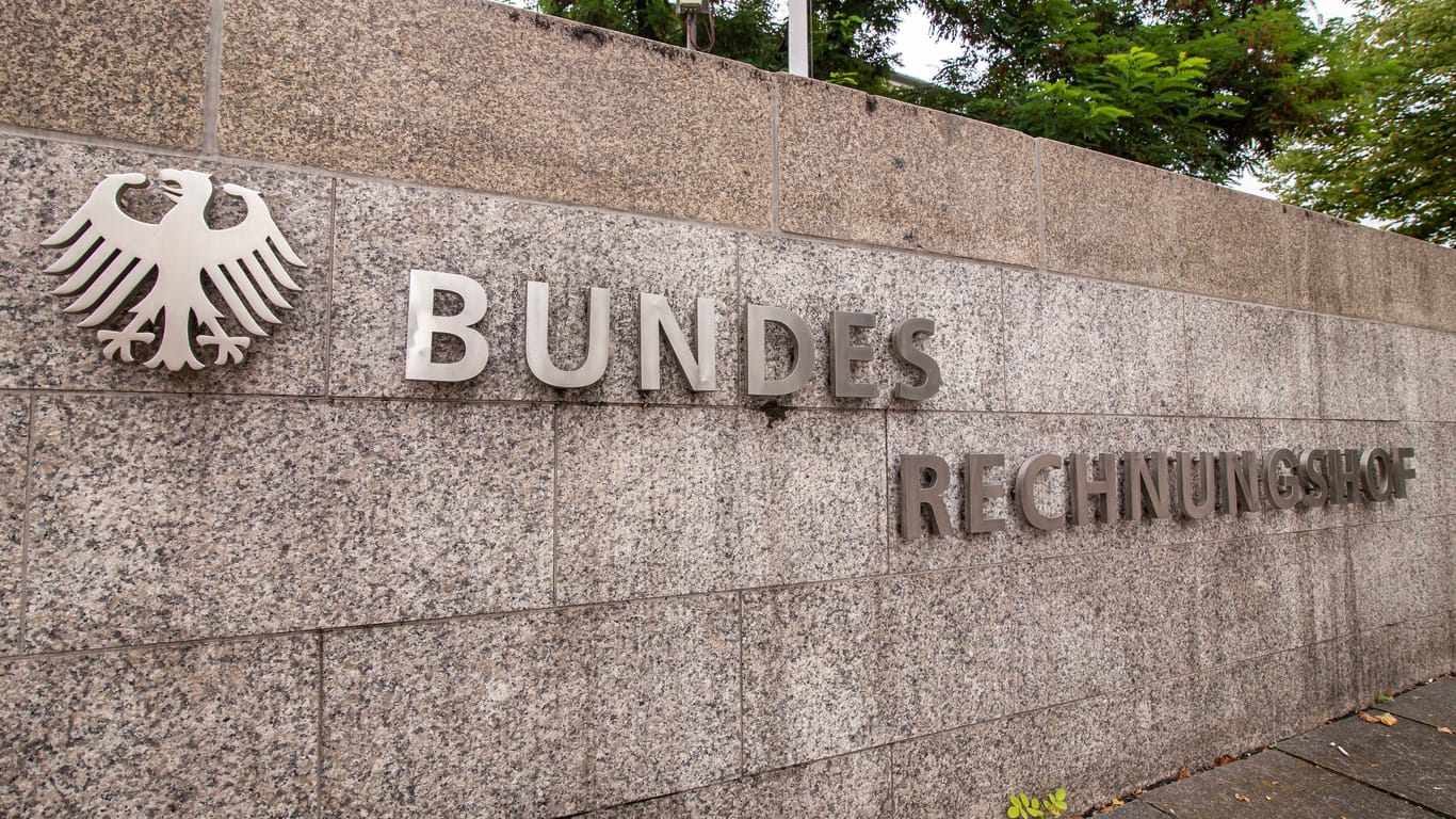Eingang des Bundesrechnungshof in Bonn (Archivbild): Hat der Bund eine Kostenexplosion fahrlässig herbeigeführt?