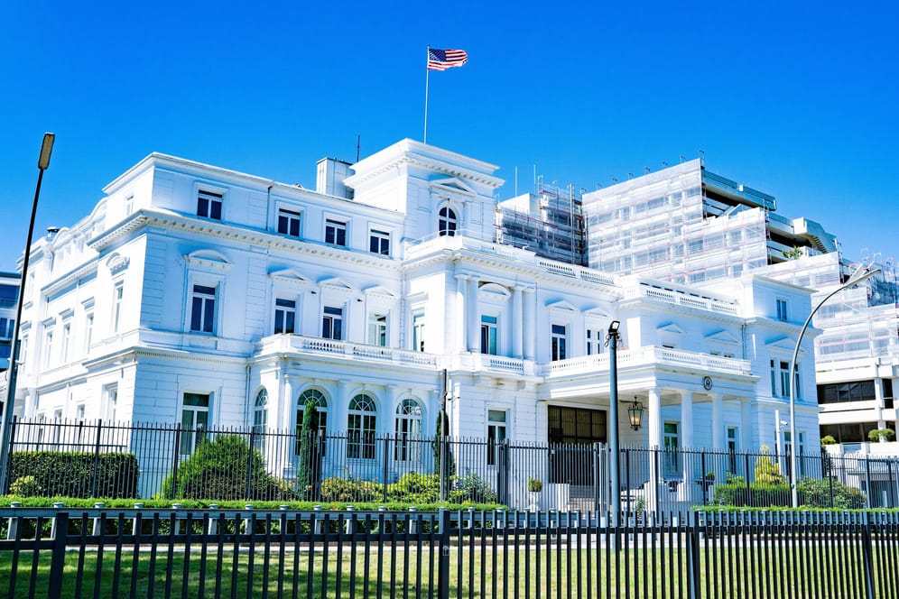 Das ehemalige US-amerikanische Generalkonsulat an der Außenalster in Hamburg (Archivbild): Seit dem Sommer steht das Gebäude leer.