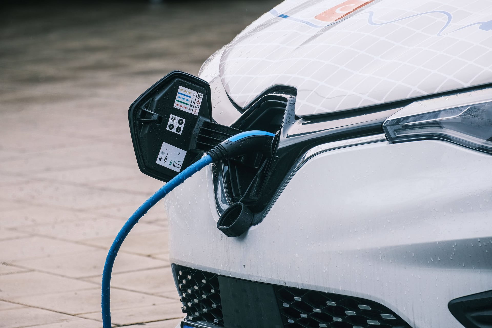 Elektro-Auto wird aufgeladen: Immer mehr Deutsche fahren mit einem E-Auto. Elektro-Auto wird aufgeladen: Immer mehr Deutsche fahren mit einem E-Auto.