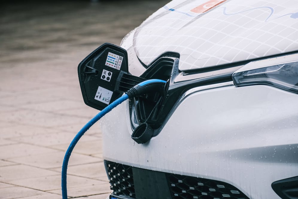 Elektro-Auto wird aufgeladen: Immer mehr Deutsche fahren mit einem E-Auto.