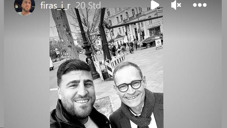 Bitte recht freundlich: Firas Remmo lächelt mit Michael Müller in die Kamera.