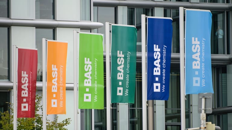 BASF-Fahnen: Ein Rückzug aus Russland könnte für den Mutterkonzern einen Milliardenverlust bedeuten.