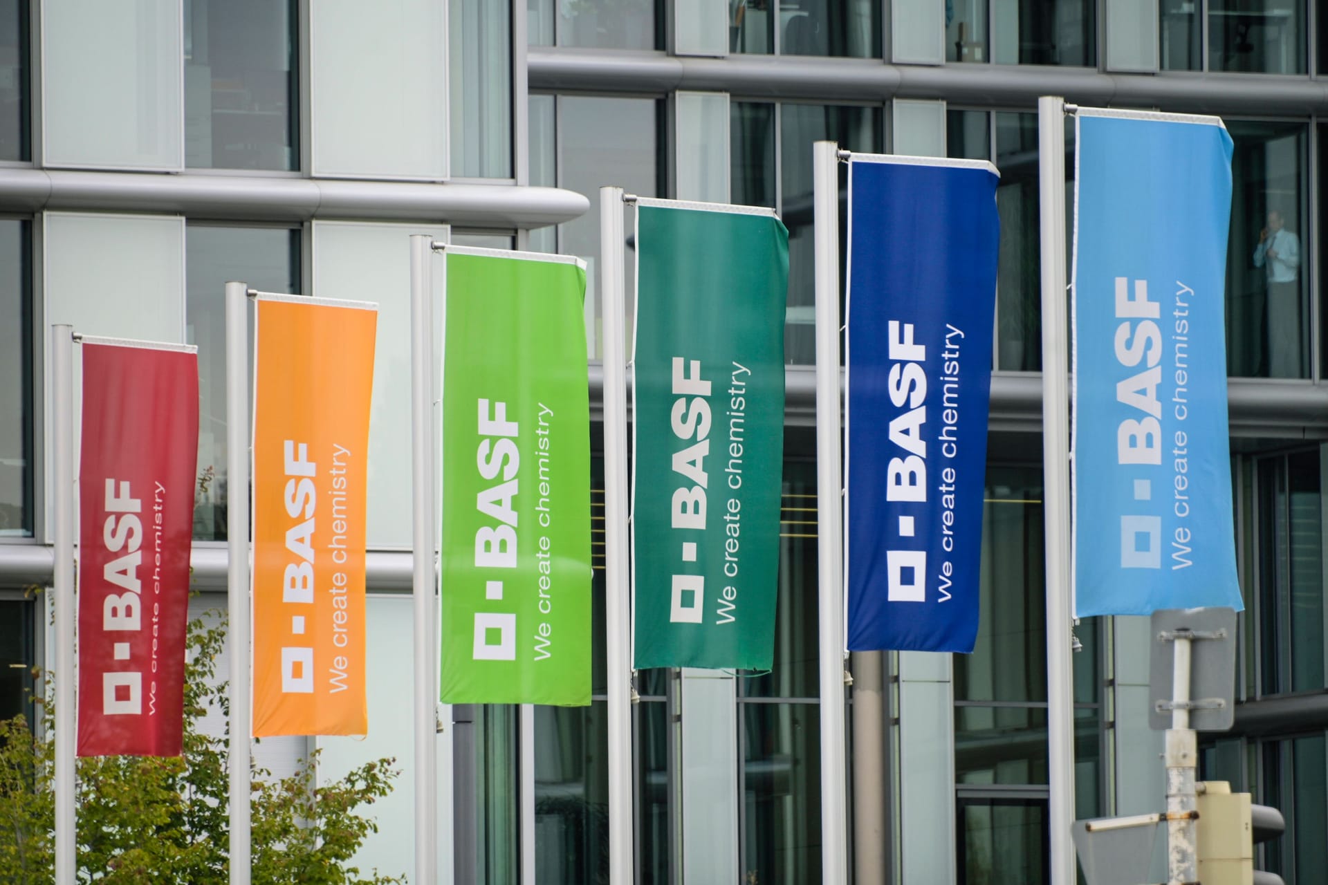 BASF-Fahnen: Ein Rückzug aus Russland könnte für den Mutterkonzern einen Milliardenverlust bedeuten.