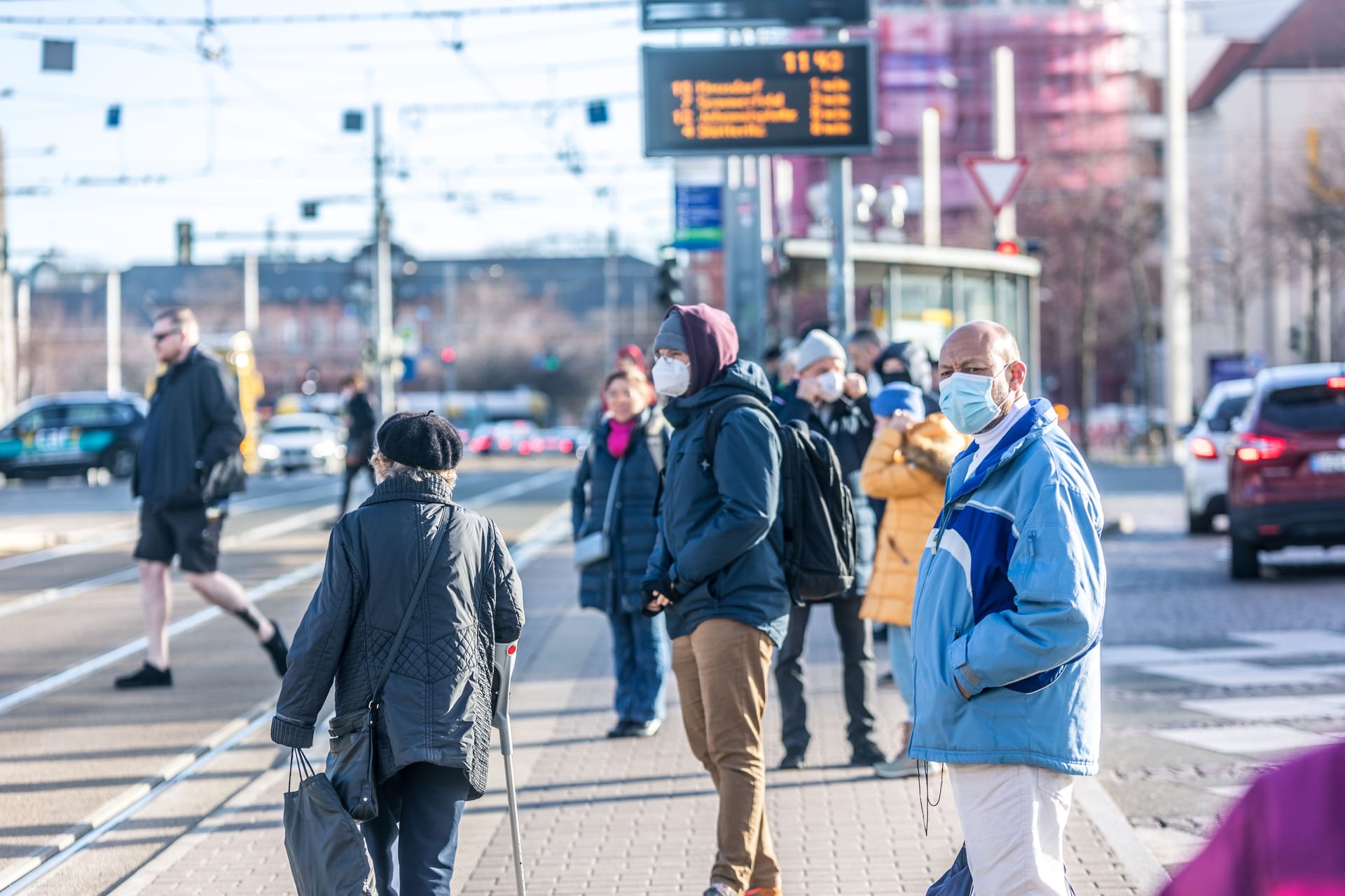 Straßenbahnhaltestelle in Leipzig am Montagmittag: