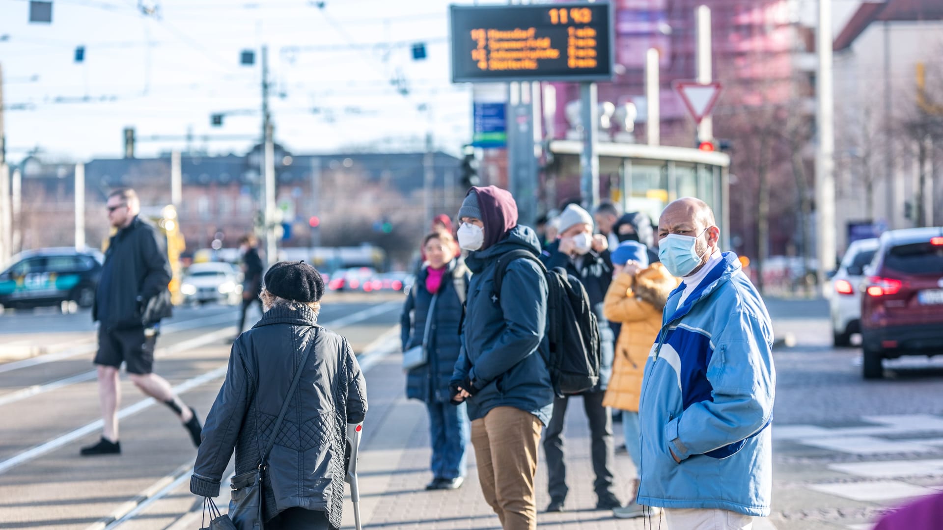 Straßenbahnhaltestelle in Leipzig am Montagmittag: