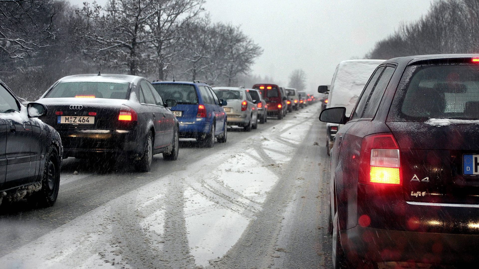 Schneechaos auf der Autobahn bei München (Symbolbild): Auch in Österreich und in der Schweiz kann es am Wochenende länger dauern.