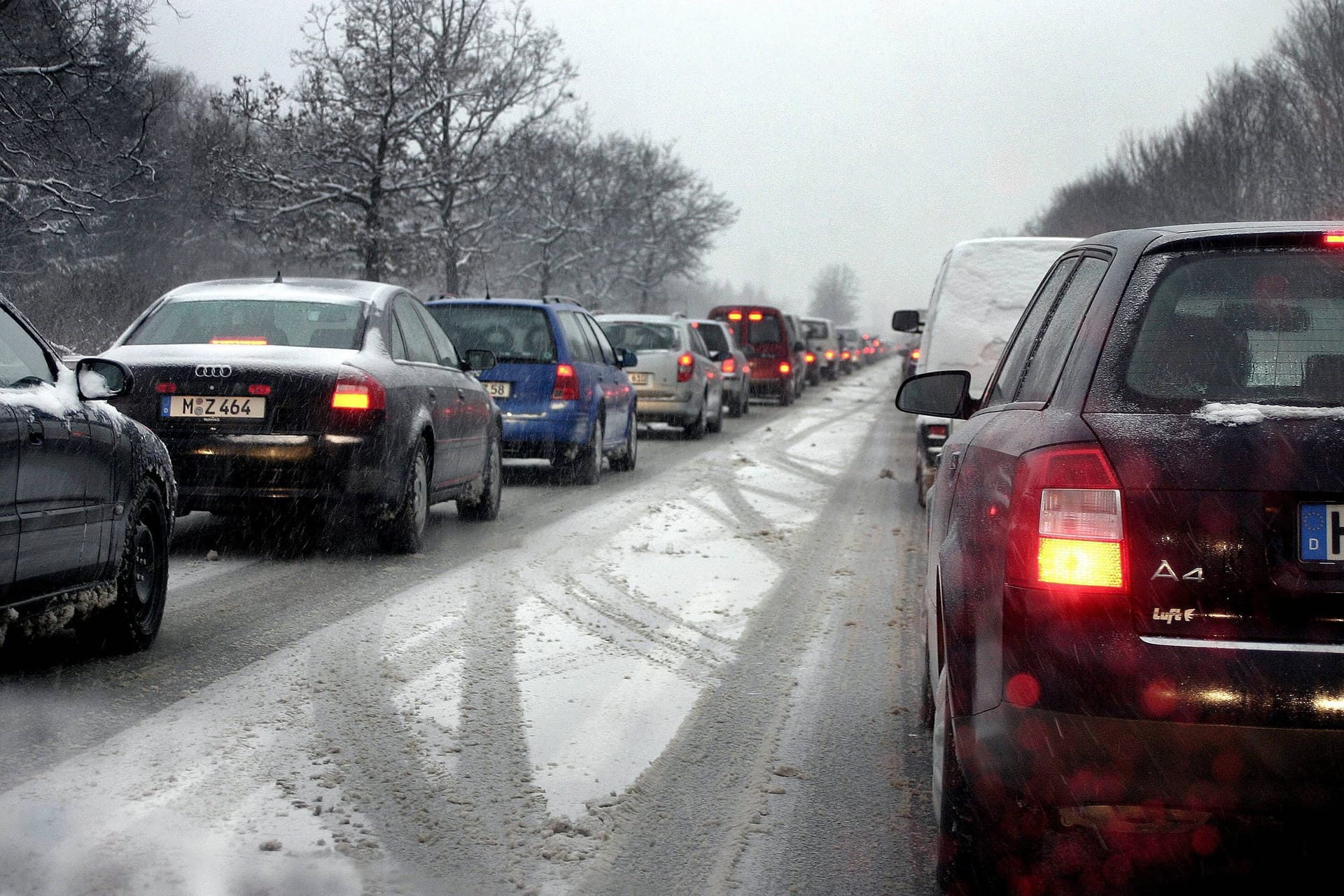 Schneechaos auf der Autobahn bei München (Symbolbild): Auch in Österreich und in der Schweiz kann es am Wochenende länger dauern.