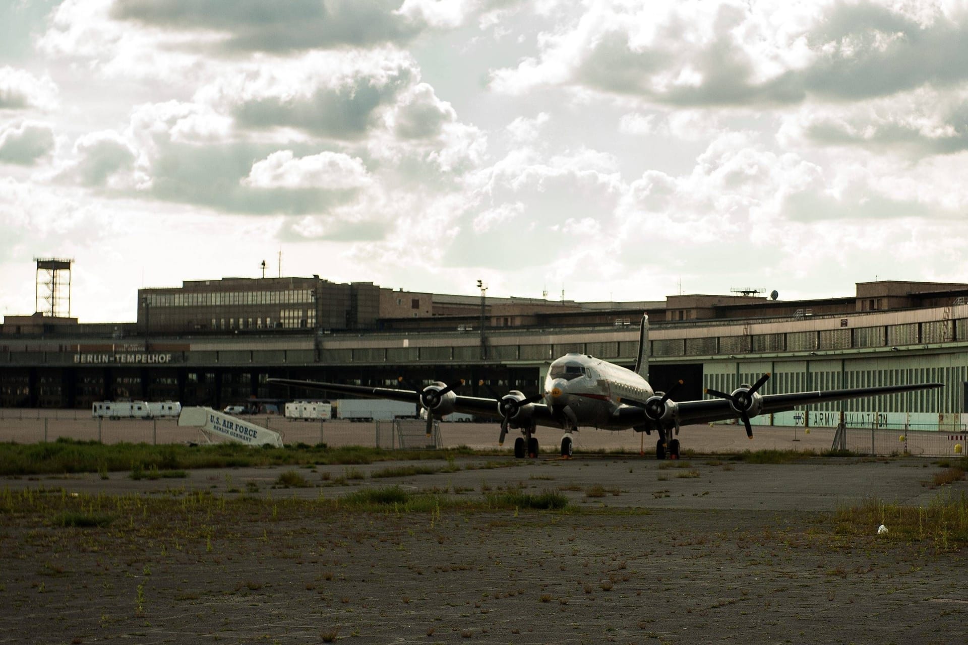 Tempelhofer Feld in Berlin: Hier nahm 1923 einer der ersten Verkehrsflughäfen Deutschlands den Betrieb auf.