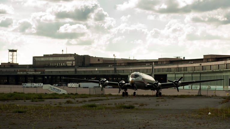 Tempelhofer Feld in Berlin: Hier nahm 1923 einer der ersten Verkehrsflughäfen Deutschlands den Betrieb auf.