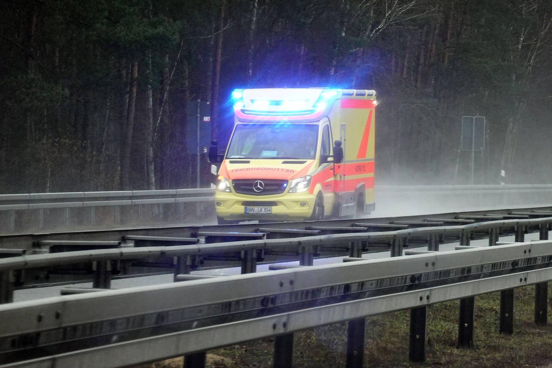 Rettungswagen auf Einsatzfahrt in Strausberg (Symbolbild): Alle Beteiligten kamen ins Krankenhaus.